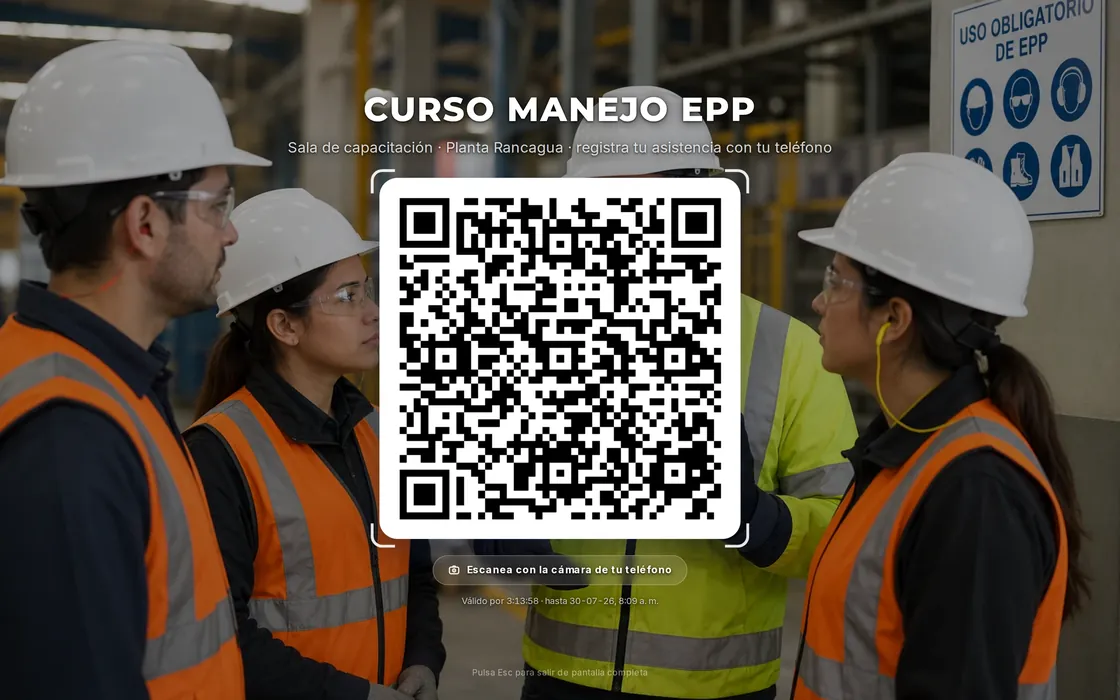 Pantalla de Aulos proyectada durante una capacitación de Manejo de EPP, con código QR para registrar la asistencia en una faena